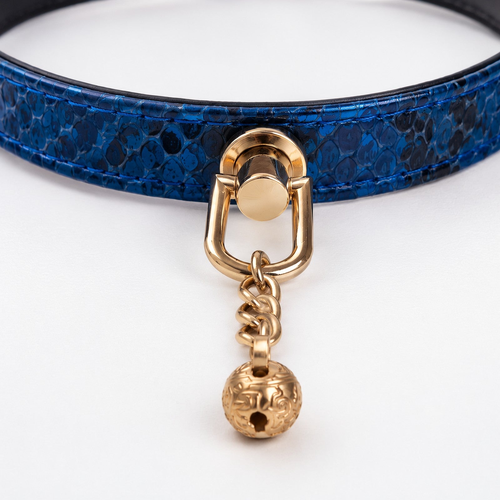 Holographic Snake-Scale Choker