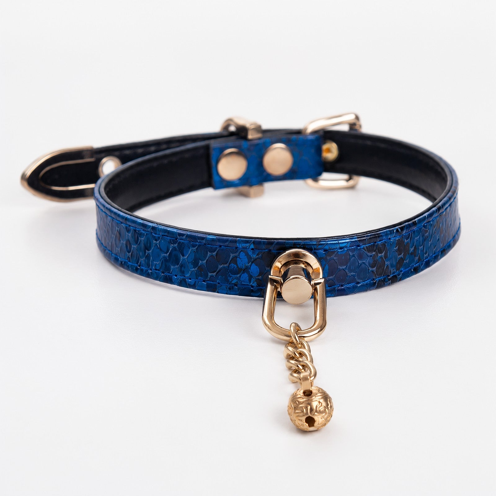 Holographic Snake-Scale Choker