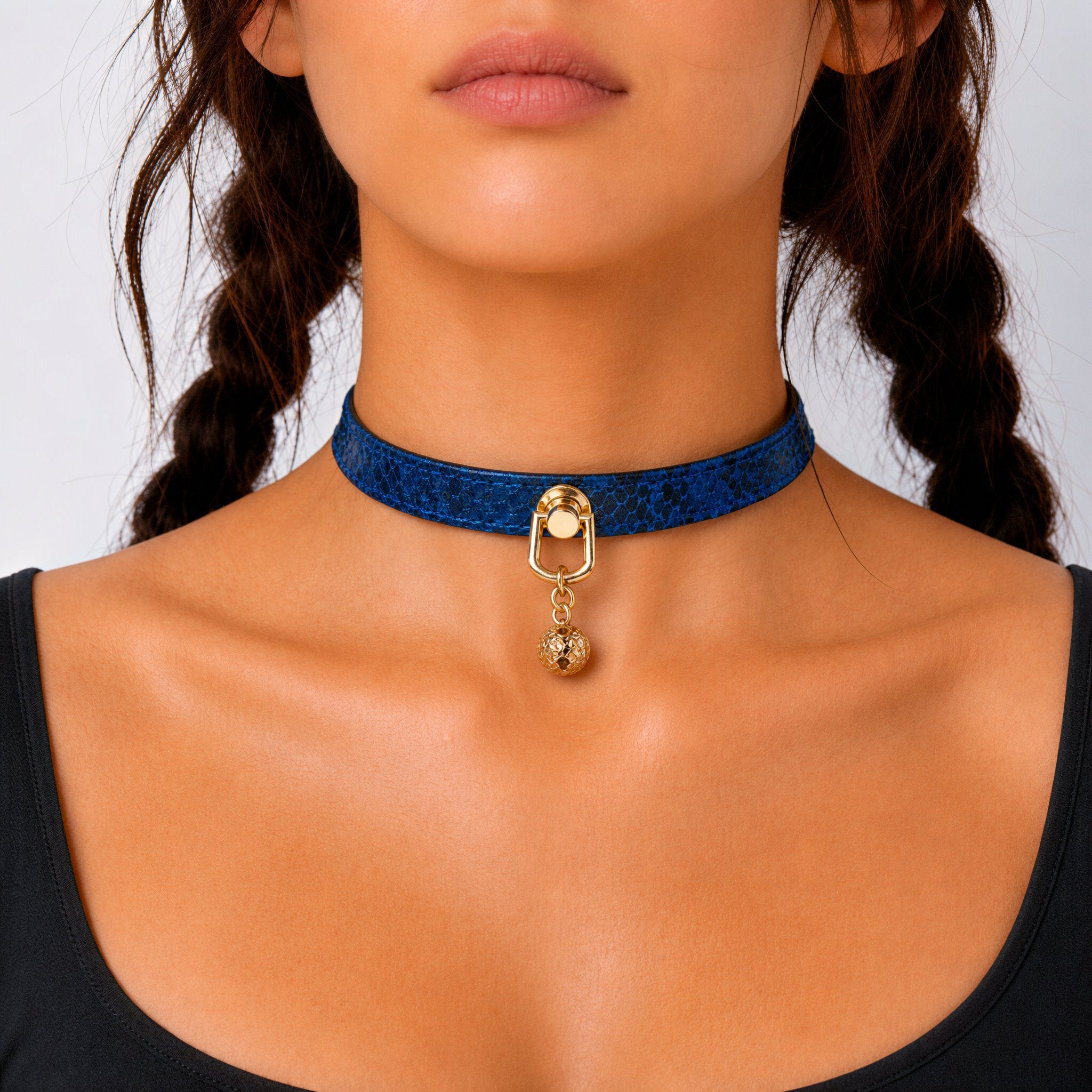 Holographic Snake-Scale Choker