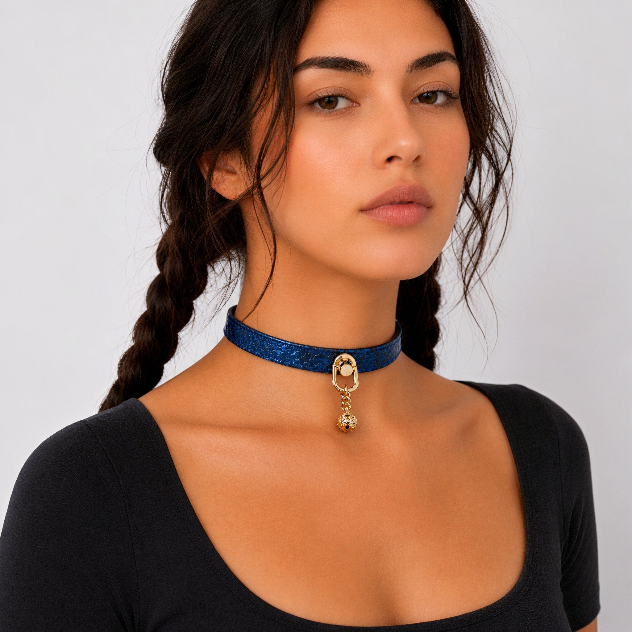 Holographic Snake-Scale Choker