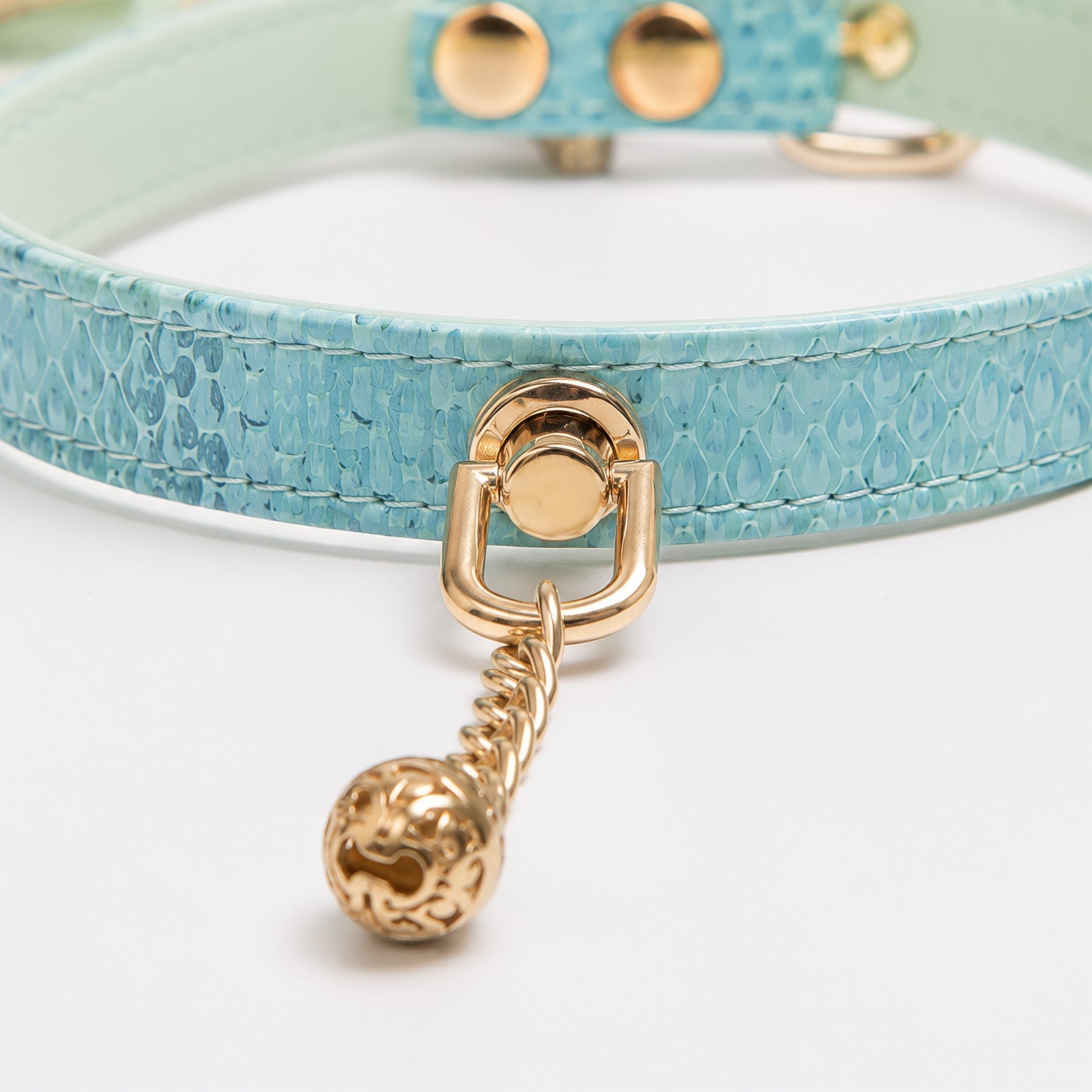 Holographic Snake-Scale Choker