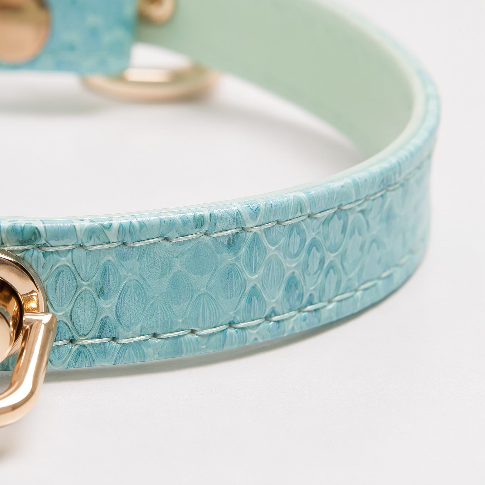 Holographic Snake-Scale Choker